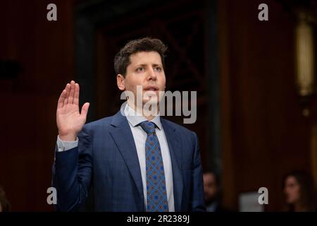 Washington, US, 16/05/2023, Samuel Altman, CEO, OpenAI, è giurato in durante una Commissione del Senato sul giudice - sottocommissione sulla privacy, la tecnologia, e l'audizione di vigilanza di legge per esaminare A.I., concentrandosi sulle regole per l'intelligenza artificiale, nel Dirksen Senate Office Building a Washington, DC, USA, Martedì, Maggio 16, 2023. Sam Altman, CEO di OpenAI, la società dietro ChatGPT, ha testimoniato martedì dinanzi a una commissione del Senato degli Stati Uniti le possibilità, e le insidie, della nuova tecnologia. Altman ha affermato che si dovrebbe creare una nuova agenzia per concedere licenze alle società di intelligenza artificiale. Foto di Rod Lamkey/CNP/ABACAP Foto Stock