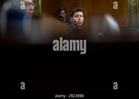 Washington, US, 16/05/2023, Samuel Altman, CEO, OpenAI, a destra, ascolta mentre Gary Marcus, professor Emeritus, New York University, offre la sua dichiarazione di apertura durante una Commissione del Senato sulla Giudicaria - Sottocommissione sulla privacy, tecnologia, E l'audizione di vigilanza di legge per esaminare A.I., concentrandosi sulle regole per l'intelligenza artificiale, nel Dirksen Senate Office Building a Washington, DC, USA, Martedì, Maggio 16, 2023. Sam Altman, CEO di OpenAI, la società dietro ChatGPT, ha testimoniato martedì dinanzi a una commissione del Senato degli Stati Uniti le possibilità, e le insidie, della nuova tecnologia. Signor Altma Foto Stock