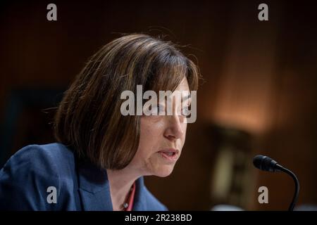 Washington, US, 16/05/2023, Christina Montgomery, Chief Privacy & Trust Officer, IBM, offre la sua dichiarazione di apertura durante una Commissione del Senato sulla Giustizia - sottocommissione sulla Privacy, tecnologia, E l'audizione di vigilanza di legge per esaminare A.I., concentrandosi sulle regole per l'intelligenza artificiale, nel Dirksen Senate Office Building a Washington, DC, USA, Martedì, Maggio 16, 2023. Sam Altman, CEO di OpenAI, la società dietro ChatGPT, ha testimoniato martedì dinanzi a una commissione del Senato degli Stati Uniti le possibilità, e le insidie, della nuova tecnologia. L'onorevole Altman ha affermato che si dovrebbe creare una nuova agenzia per licenziare Foto Stock