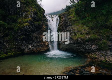 gavon di cascata in dolomiti italia. Foto di alta qualità Foto Stock