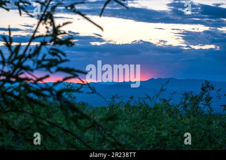 Tramonto sulle Montagne Baboquivari a sud di Tucson, Arizona, visto dal Madera Canyon Foto Stock