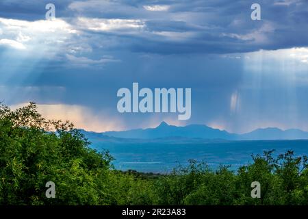 Tramonto sulle Montagne Baboquivari a sud di Tucson, Arizona, visto dal Madera Canyon Foto Stock