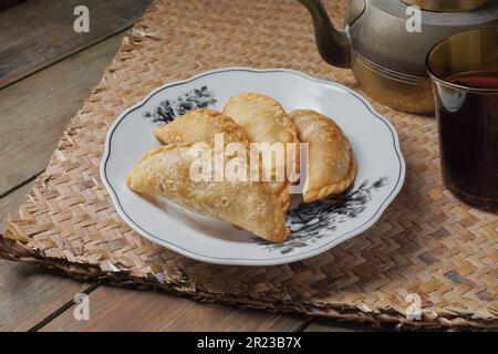 Puff di curry tradizionale o gente malese chiamata Karipap riempito con ripieno di patate Foto Stock