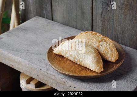 Puff di curry tradizionale o gente malese chiamata Karipap riempito con ripieno di patate Foto Stock