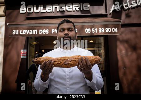 Parigi, Francia. 16th maggio, 2023. Ritratto di Tharshan Selvarajah, vincitore dell'edizione 30th della migliore baguette di Parigi, a Parigi, in Francia, il 16 maggio 2023. Questo panettiere di origine Sri Lanka, e la sua panetteria 'Au levain des Pyrénées' nel 20th ° distretto, è stato scelto da una giuria tra 175 candidati. Foto di Aurelien Morissard/ABACAPRESS.COM Credit: Abaca Press/Alamy Live News Foto Stock