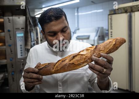 Parigi, Francia. 16th maggio, 2023. Ritratto di Tharshan Selvarajah, vincitore dell'edizione 30th della migliore baguette di Parigi, a Parigi, in Francia, il 16 maggio 2023. Questo panettiere di origine Sri Lanka, e la sua panetteria 'Au levain des Pyrénées' nel 20th ° distretto, è stato scelto da una giuria tra 175 candidati. Foto di Aurelien Morissard/ABACAPRESS.COM Credit: Abaca Press/Alamy Live News Foto Stock