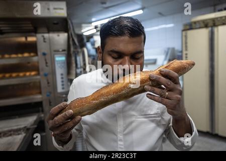 Parigi, Francia. 16th maggio, 2023. Ritratto di Tharshan Selvarajah, vincitore dell'edizione 30th della migliore baguette di Parigi, a Parigi, in Francia, il 16 maggio 2023. Questo panettiere di origine Sri Lanka, e la sua panetteria 'Au levain des Pyrénées' nel 20th ° distretto, è stato scelto da una giuria tra 175 candidati. Foto di Aurelien Morissard/ABACAPRESS.COM Credit: Abaca Press/Alamy Live News Foto Stock