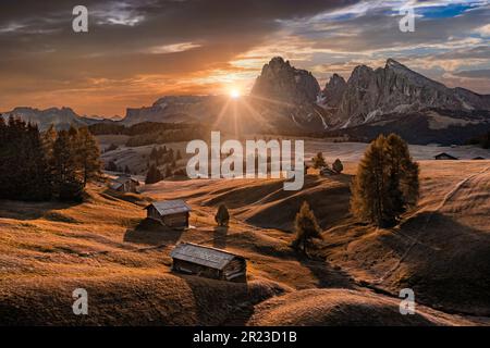 Alpe di Siusi, Italia - Vista panoramica aerea di case in legno a Seiser Alm, un altopiano dolomitico in Alto Adige nelle Dolomiti Foto Stock