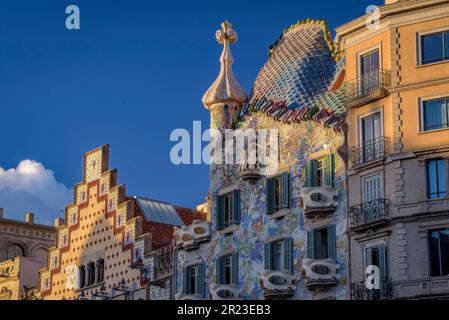 Alba sul tetto della Casa Batlló con la croce di San Giorgio che corona la facciata (Barcellona, Catalogna, Spagna) Foto Stock