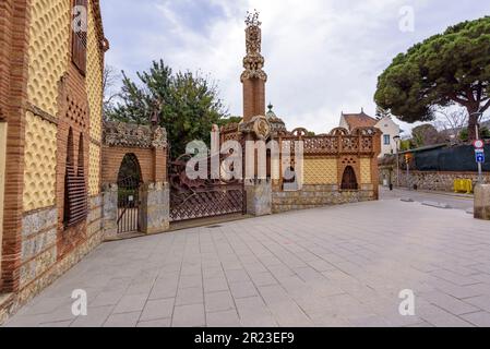 Recinzione in ferro battuto nei padiglioni di Güell, opera di Gaudí, con il drago che rappresenta il guardiano del Giardino degli Hesperides (Barcellona) Foto Stock