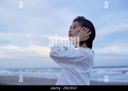 Ritratto di donna giapponese in spiaggia Foto Stock