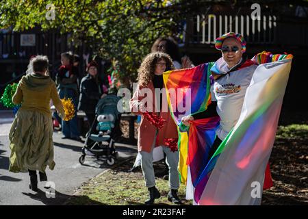 Melbourne, Australia, 17th maggio 2023. Dopo la cancellazione di un altro evento di drag storytime a causa di minacce di violenza, gli Angeli della comunità arcobaleno hanno organizzato un evento separato alla Eltham Library come una mostra di sostegno per la comunità LGBTQI+ per IDAHOBIT Day, il primo di tali dal dicembre 2022. Credit: Jay Kogler/Alamy Live News Foto Stock