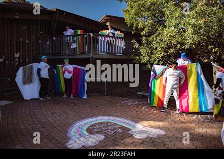 Melbourne, Australia, 17th maggio 2023. Dopo la cancellazione di un altro evento di drag storytime a causa di minacce di violenza, gli Angeli della comunità arcobaleno hanno organizzato un evento separato alla Eltham Library come una mostra di sostegno per la comunità LGBTQI+ per IDAHOBIT Day, il primo di tali dal dicembre 2022. Credit: Jay Kogler/Alamy Live News Foto Stock