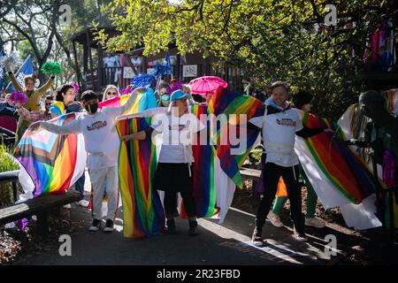 Melbourne, Australia, 17th maggio 2023. Dopo la cancellazione di un altro evento di drag storytime a causa di minacce di violenza, gli Angeli della comunità arcobaleno hanno organizzato un evento separato alla Eltham Library come una mostra di sostegno per la comunità LGBTQI+ per IDAHOBIT Day, il primo di tali dal dicembre 2022. Credit: Jay Kogler/Alamy Live News Foto Stock