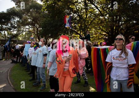 Melbourne, Australia, 17th maggio 2023. Dopo la cancellazione di un altro evento di drag storytime a causa di minacce di violenza, gli Angeli della comunità arcobaleno hanno organizzato un evento separato alla Eltham Library come una mostra di sostegno per la comunità LGBTQI+ per IDAHOBIT Day, il primo di tali dal dicembre 2022. Credit: Jay Kogler/Alamy Live News Foto Stock