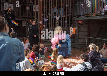 Melbourne, Australia, 17th maggio 2023. Dopo la cancellazione di un altro evento di drag storytime a causa di minacce di violenza, gli Angeli della comunità arcobaleno hanno organizzato un evento separato alla Eltham Library come una mostra di sostegno per la comunità LGBTQI+ per IDAHOBIT Day, il primo di tali dal dicembre 2022. Credit: Jay Kogler/Alamy Live News Foto Stock