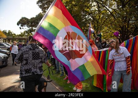 Melbourne, Australia, 17th maggio 2023. Dopo la cancellazione di un altro evento di drag storytime a causa di minacce di violenza, gli Angeli della comunità arcobaleno hanno organizzato un evento separato alla Eltham Library come una mostra di sostegno per la comunità LGBTQI+ per IDAHOBIT Day, il primo di tali dal dicembre 2022. Credit: Jay Kogler/Alamy Live News Foto Stock