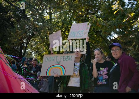 Melbourne, Australia, 17th maggio 2023. Dopo la cancellazione di un altro evento di drag storytime a causa di minacce di violenza, gli Angeli della comunità arcobaleno hanno organizzato un evento separato alla Eltham Library come una mostra di sostegno per la comunità LGBTQI+ per IDAHOBIT Day, il primo di tali dal dicembre 2022. Credit: Jay Kogler/Alamy Live News Foto Stock