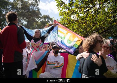 Melbourne, Australia, 17th maggio 2023. Dopo la cancellazione di un altro evento di drag storytime a causa di minacce di violenza, gli Angeli della comunità arcobaleno hanno organizzato un evento separato alla Eltham Library come una mostra di sostegno per la comunità LGBTQI+ per IDAHOBIT Day, il primo di tali dal dicembre 2022. Credit: Jay Kogler/Alamy Live News Foto Stock