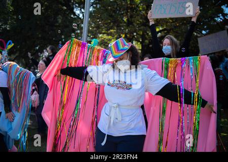 Melbourne, Australia, 17th maggio 2023. Dopo la cancellazione di un altro evento di drag storytime a causa di minacce di violenza, gli Angeli della comunità arcobaleno hanno organizzato un evento separato alla Eltham Library come una mostra di sostegno per la comunità LGBTQI+ per IDAHOBIT Day, il primo di tali dal dicembre 2022. Credit: Jay Kogler/Alamy Live News Foto Stock