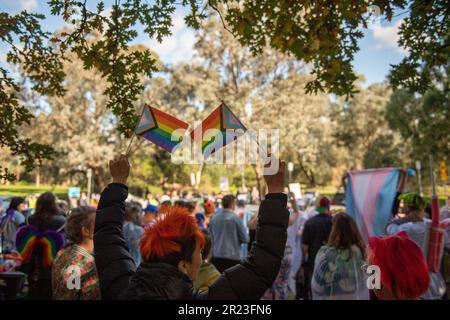 Melbourne, Australia, 17th maggio 2023. Dopo la cancellazione di un altro evento di drag storytime a causa di minacce di violenza, gli Angeli della comunità arcobaleno hanno organizzato un evento separato alla Eltham Library come una mostra di sostegno per la comunità LGBTQI+ per IDAHOBIT Day, il primo di tali dal dicembre 2022. Credit: Jay Kogler/Alamy Live News Foto Stock