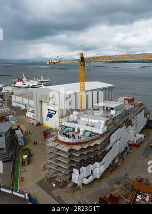 Port Glasgow, Scozia, Regno Unito. 16 maggio 2023. Ultime immagini aeree del cantiere navale Ferguson Marine di Port Glasgow con Glen Sannox e Hull 802. Foto Stock