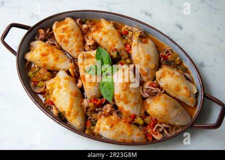 Calamari ripieni di carne e verdure. Ricetta spagnola tradizionale. Foto Stock