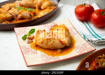 Calamari ripieni di carne e verdure. Ricetta spagnola tradizionale. Foto Stock