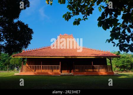 Giacarta, Indonesia, Maggio 14 2023, casa tradizionale da Giava Centrale Indonesia, l'edificio che è comunemente chiamato il padiglione o casa joglo, Jog Foto Stock