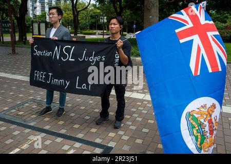 Taipei. 17th maggio, 2023. Attivisti pro-democrazia per Hong Kong dimostrano di fronte all'edificio dove l'ex primo ministro britannico Liz Truss tiene una conferenza stampa durante la sua visita a Taipei, Taiwan, il 17/05/2023 politico britannico, Il deputato del Partito conservatore incontrerà i funzionari di alto rango dell'amministrazione della Repubblica di Cina nei prossimi cinque giorni da Wiktor Dabkowski Credit: dpa/Alamy Live News Foto Stock