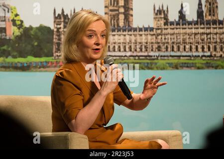 Taipei. 17th maggio, 2023. L'ex primo ministro britannico Liz Truss terrà una conferenza stampa durante la sua visita a Taipei, Taiwan il 17/05/2023 il politico britannico, il deputato del Partito conservatore, incontrerà i funzionari di alto livello dell'amministrazione della Repubblica di Cina nei prossimi cinque giorni da Wiktor Dabkowski Credit: dpa/Alamy Live News Foto Stock