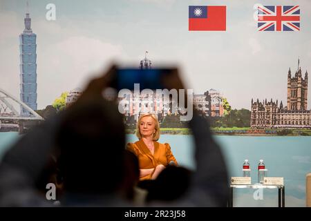 Taipei. 17th maggio, 2023. L'ex primo ministro britannico Liz Truss terrà una conferenza stampa durante la sua visita a Taipei, Taiwan il 17/05/2023 il politico britannico, il deputato del Partito conservatore, incontrerà i funzionari di alto livello dell'amministrazione della Repubblica di Cina nei prossimi cinque giorni da Wiktor Dabkowski Credit: dpa/Alamy Live News Foto Stock