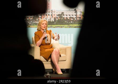 Taipei. 17th maggio, 2023. L'ex primo ministro britannico Liz Truss terrà una conferenza stampa durante la sua visita a Taipei, Taiwan il 17/05/2023 il politico britannico, il deputato del Partito conservatore, incontrerà i funzionari di alto livello dell'amministrazione della Repubblica di Cina nei prossimi cinque giorni da Wiktor Dabkowski Credit: dpa/Alamy Live News Foto Stock