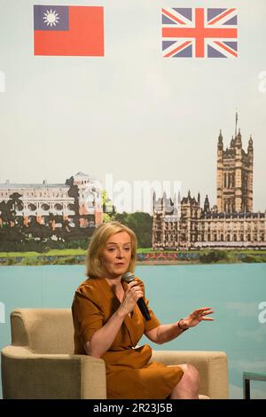 Taipei. 17th maggio, 2023. L'ex primo ministro britannico Liz Truss terrà una conferenza stampa durante la sua visita a Taipei, Taiwan il 17/05/2023 il politico britannico, il deputato del Partito conservatore, incontrerà i funzionari di alto livello dell'amministrazione della Repubblica di Cina nei prossimi cinque giorni da Wiktor Dabkowski Credit: dpa/Alamy Live News Foto Stock