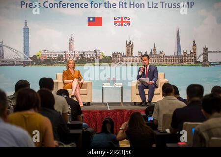 Taipei. 17th maggio, 2023. L'ex primo ministro britannico Liz Truss (L) e il consigliere della città di Taipei Zhao Yixiang tengono una conferenza stampa durante la sua visita a Taipei (Taiwan) il 17/05/2023 il politico britannico, deputato del Partito conservatore, incontrerà i funzionari di alto livello dell'amministrazione della Repubblica di Cina nei prossimi cinque giorni da Wiktor Dabkowski Credit: dpa/Alamy Live News Foto Stock