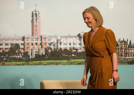 Taipei. 17th maggio, 2023. L'ex primo ministro britannico Liz Truss terrà una conferenza stampa durante la sua visita a Taipei, Taiwan il 17/05/2023 il politico britannico, il deputato del Partito conservatore, incontrerà i funzionari di alto livello dell'amministrazione della Repubblica di Cina nei prossimi cinque giorni da Wiktor Dabkowski Credit: dpa/Alamy Live News Foto Stock