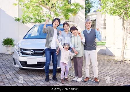 Famiglia giapponese con auto Foto Stock