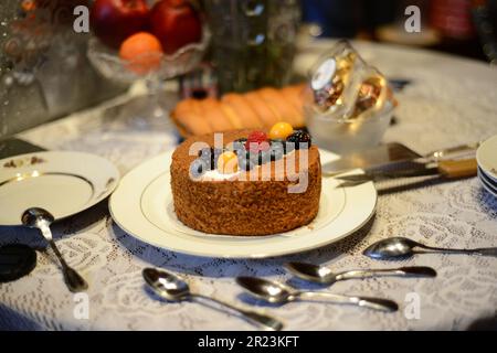 La torta su un tavolo. Foto Stock