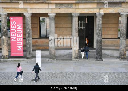 Berlino, Germania. 16th maggio, 2023. I visitatori camminano nel Neues Museum all'Isola dei Musei a Berlino, Germania, 16 maggio 2023. L'Isola dei Musei, patrimonio dell'umanità dell'UNESCO, si trova nella parte settentrionale dell'Isola Spree a Berlino. Il suo nome deriva dal complesso di musei famosi in tutto il mondo come il Museo Altes (Vecchio Museo), il Neues Museum (nuovo Museo), l'Alte Nationalgalerie (Vecchia Galleria Nazionale), il Museo Bode e il Museo Pergamon. Il 18 maggio segna la Giornata Internazionale del Museo. Credit: Ren Pengfei/Xinhua/Alamy Live News Foto Stock