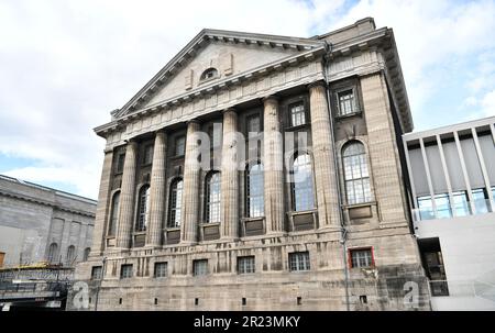Berlino, Germania. 16th maggio, 2023. Questa foto scattata il 16 maggio 2023 mostra il Museo Pergamon all'Isola dei Musei di Berlino, Germania. L'Isola dei Musei, patrimonio dell'umanità dell'UNESCO, si trova nella parte settentrionale dell'Isola Spree a Berlino. Il suo nome deriva dal complesso di musei famosi in tutto il mondo come il Museo Altes (Vecchio Museo), il Neues Museum (nuovo Museo), l'Alte Nationalgalerie (Vecchia Galleria Nazionale), il Museo Bode e il Museo Pergamon. Il 18 maggio segna la Giornata Internazionale del Museo. Credit: Ren Pengfei/Xinhua/Alamy Live News Foto Stock