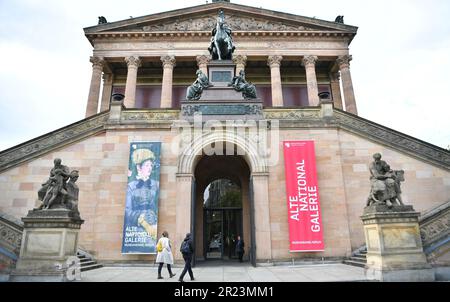 Berlino, Germania. 16th maggio, 2023. La gente visita l'Alte Nationalgalerie all'Isola dei Musei a Berlino, Germania, 16 maggio 2023. L'Isola dei Musei, patrimonio dell'umanità dell'UNESCO, si trova nella parte settentrionale dell'Isola Spree a Berlino. Il suo nome deriva dal complesso di musei famosi in tutto il mondo come il Museo Altes (Vecchio Museo), il Neues Museum (nuovo Museo), l'Alte Nationalgalerie (Vecchia Galleria Nazionale), il Museo Bode e il Museo Pergamon. Il 18 maggio segna la Giornata Internazionale del Museo. Credit: Ren Pengfei/Xinhua/Alamy Live News Foto Stock