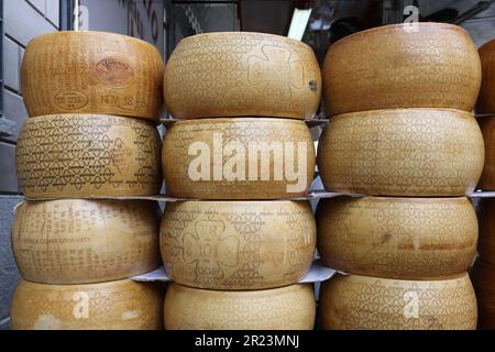 Cremona, Italia - 7 settembre 2022: Ruote intere di Parmigiano Reggiano vendute in uno stand durante il mercato agricolo di Cremona, Lombardia, Foto Stock