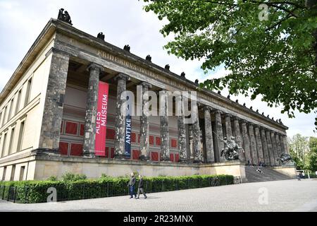 Berlino, Germania. 16th maggio, 2023. Questa foto scattata il 16 maggio 2023 mostra il Museo Altes all'Isola dei Musei a Berlino, Germania. L'Isola dei Musei, patrimonio dell'umanità dell'UNESCO, si trova nella parte settentrionale dell'Isola Spree a Berlino. Il suo nome deriva dal complesso di musei famosi in tutto il mondo come il Museo Altes (Vecchio Museo), il Neues Museum (nuovo Museo), l'Alte Nationalgalerie (Vecchia Galleria Nazionale), il Museo Bode e il Museo Pergamon. Il 18 maggio segna la Giornata Internazionale del Museo. Credit: Ren Pengfei/Xinhua/Alamy Live News Foto Stock