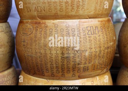 Cremona, Italia - 7 settembre 2022: Ruote intere di Parmigiano Reggiano vendute in uno stand durante il mercato agricolo di Cremona, Lombardia, Foto Stock