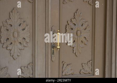 Porta in legno con maniglia dorata. Foto Stock
