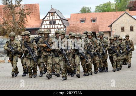 Hammelburg, Germania. 16th maggio, 2023. Durante l'esercizio militare per la visita inaugurale del Ministro Federale della Difesa Pistorius, si presenta una compagnia di truppe di montagna. Credit: Daniel Löb/dpa/Alamy Live News Foto Stock