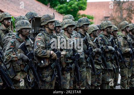 Hammelburg, Germania. 16th maggio, 2023. Durante l'esercizio militare per la visita inaugurale del Ministro Federale della Difesa Pistorius, si presenta una compagnia di truppe di montagna. Credit: Daniel Löb/dpa/Alamy Live News Foto Stock