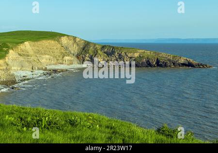 Guardando giù sulla Baia di Dunraven sulla Costa Heritage di Glamorgan - vale of Glamorgan - Galles del Sud - una serata di sole Foto Stock