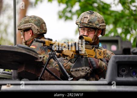 Hammelburg, Germania. 16th maggio, 2023. Un soldato tiene una mitragliatrice MG5 durante l'esercizio militare che segna la visita inaugurale del Ministro della Difesa tedesco Boris Pistorius alla Scuola di Fanteria di Hammelburg. Credit: Daniel Löb/dpa/Alamy Live News Foto Stock