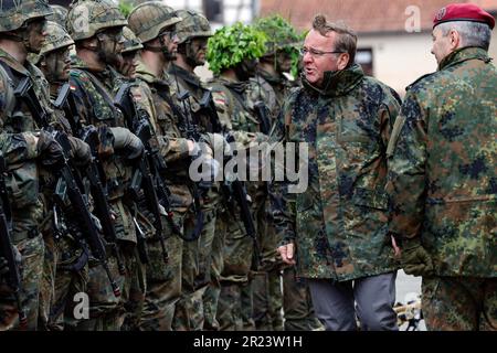 Hammelburg, Germania. 16th maggio, 2023. Durante la sua visita inaugurale, il Ministro federale della difesa Pistorius (SPD) parla con i combattenti di montagna presso la Bundeswehr Infantry School di Hammelburg. Credit: Daniel Löb/dpa/Alamy Live News Foto Stock